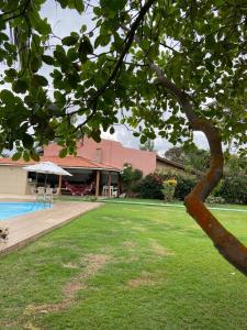 une maison avec une cour et une piscine dans l'établissement Casa de Praia - Interlagos, à Camaçari