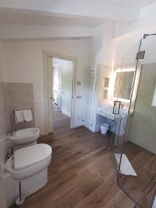 a bathroom with a toilet and a sink at Agriturismo e Acetaia la Vedetta in Castelvetro di Modena