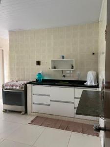 una cucina con lavandino e piano di lavoro di Casa de Praia - Interlagos a Camaçari
