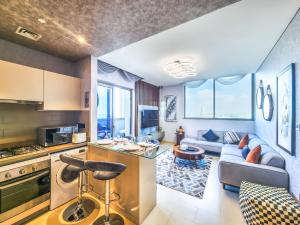 Kuchyň nebo kuchyňský kout v ubytování STAY BY LATINEM Luxury 2BR Holiday Home CV B801 near Burj Khalifa