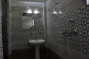 Bilik mandi di Khangsar Home