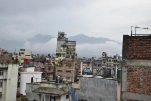 Pemandangan umum bagi Kathmandu atau pemandangan bandar yang diambil dari rumah tamu ini