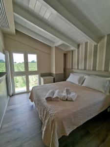 a bedroom with a bed with two towels on it at Agriturismo e Acetaia la Vedetta in Castelvetro di Modena