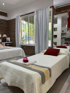 1 dormitorio con 2 camas y ventana grande en La Quinta Departamento en Santa Rosa
