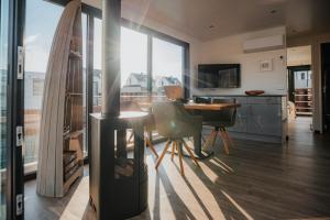 cocina con mesa y fogones en una habitación en Schwimmendes Haus - Hausboot Trinity en Peenemünde