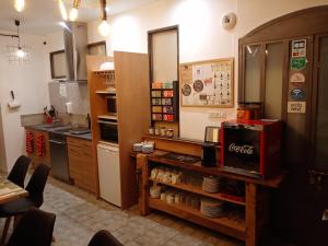 une cuisine avec un appareil à cocacola sur un comptoir dans l'établissement A deux pas du Rheby, à Villebois