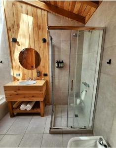 y baño con ducha y lavamanos. en Glamping Vulcanche en Villa Traful