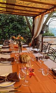 una mesa larga con copas de vino. en Locanda Cà Del Pian, en Villanova Mondovì