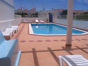une piscine au sommet d'un immeuble dans l'établissement Sol e Mar, à Vila Nova De Cacela