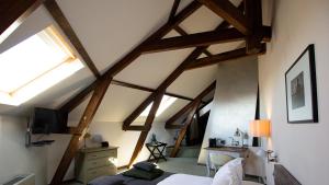 a bedroom with wooden beams and a bed and a desk at Suitehotel Pincoffs in Rotterdam