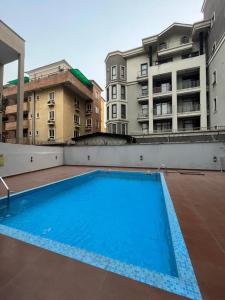 an empty swimming pool on the roof of a building at Lovely 3-Bed with a Pool next to Four Point in Lagos
