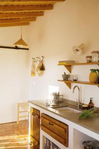 una cucina con lavandino e bancone di Caso no Campo - Stunning Home By The Sea a Colares