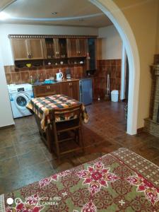 - une cuisine avec une table au milieu d'une pièce dans l'établissement Golden House, à Tbilissi