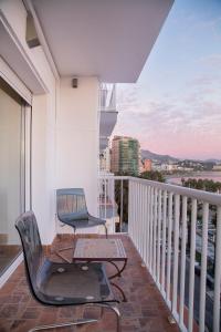 - un balcon avec deux chaises et une table dans un bâtiment dans l'établissement Miradores Malagueta Beach, à Malaga