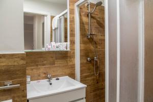 La salle de bains est pourvue d'un lavabo et d'une douche. dans l'établissement Miradores Malagueta Beach, à Malaga