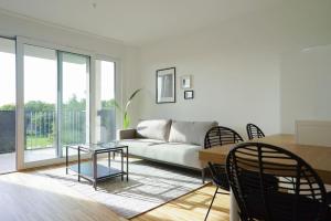 Posezení v ubytování Apartment with terrace near Metro Station and Spa