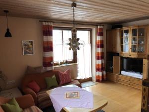 梅明根的住宿－Ferienwohnung Roth，客厅配有沙发和桌子