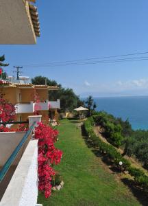vistas a una casa con flores en el balcón en Ionian Sea View Studios by Hotelius en Episkopianá