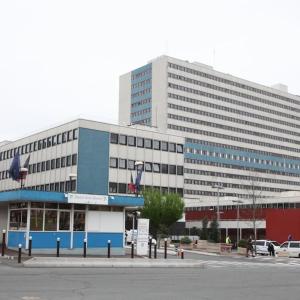 un grand bâtiment en face d'une rue dans l'établissement Appartement Haut de gamme Créteil, à Créteil
