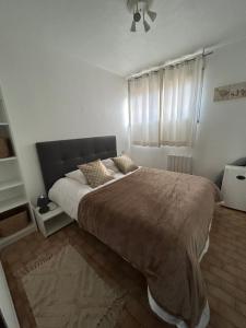 Posteľ alebo postele v izbe v ubytovaní T2 à côté de la mer quartier des Quilles