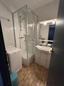 Kúpeľňa v ubytovaní T2 à côté de la mer quartier des Quilles