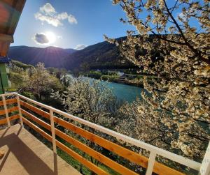 einen Balkon mit Blick auf den Fluss und die Berge in der Unterkunft Apartmani Biser Drine in Foča
