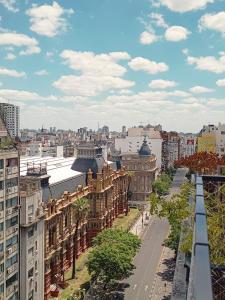una vista aérea de una ciudad con edificios en Hermoso Departamento en Recoleta muy luminoso en Buenos Aires