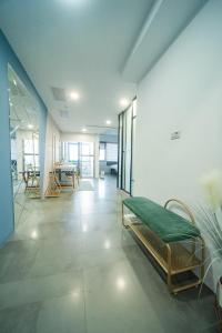 un couloir hospitalier avec un lit et une table dans l'établissement 會呼吸的房507-睡虎尾-電梯bnb, à Huwei