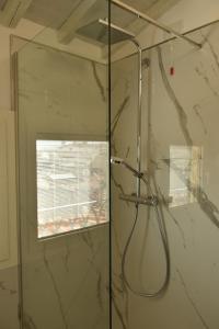 A bathroom at HR BEDROOMS IN FLORENCE