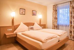 ein Schlafzimmer mit einem großen Bett mit zwei Kissen in der Unterkunft Franzl's Ferienwohnungen in Bad Birnbach