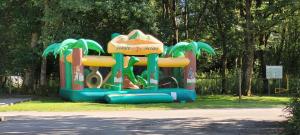 een speeltuin in een park met een waterglijbaan bij Mobil Home XXL 4 chambres - Camping Les Jardins du Morbihan in Monterblanc
