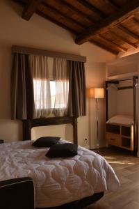 A bed or beds in a room at HR BEDROOMS IN FLORENCE