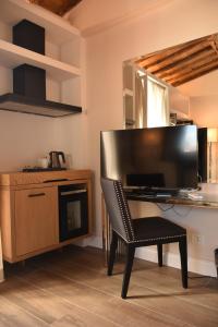 A kitchen or kitchenette at HR BEDROOMS IN FLORENCE