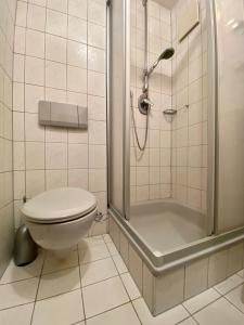 ラーデベルクにあるFerienapartment Casa Heideblick mit Sonnenterrasse & Gartenのトイレとシャワー付きのバスルーム +10枚の写真