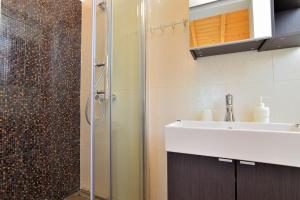 y baño con ducha, lavabo y lavamanos. en Cozy istrian stone villa Sasso with private pool, en Petehi 20 fotos más