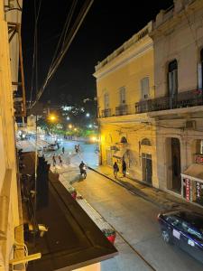 een groep mensen die 's nachts over straat lopen bij LA RUFINA in Salta