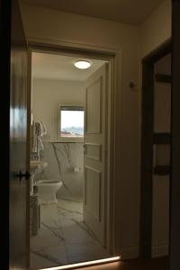 A bathroom at HR BEDROOMS IN FLORENCE