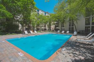 una gran piscina con sillas y un edificio en Holiday Inn - Executive Center-Columbia Mall, an IHG Hotel en Columbia