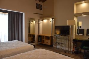 A television and/or entertainment centre at HR BEDROOMS IN FLORENCE