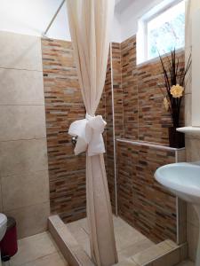 y baño con ducha, aseo y lavamanos. en Ionian Sea View Studios by Hotelius en Episkopianá