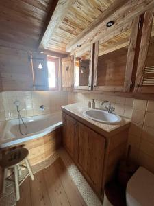 Koupelna v ubytování Ski in Ski Out Superb Attic Apartment in Les Esserts