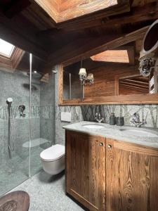 Koupelna v ubytování Ski in Ski Out Superb Attic Apartment in Les Esserts