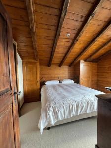 Postel nebo postele na pokoji v ubytování Ski in Ski Out Superb Attic Apartment in Les Esserts
