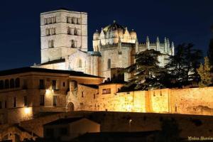 un castillo sentado en la cima de una colina por la noche en AREZA Con GARAJE en Zamora