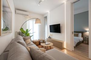 Unique 2 Bedrooms Apartment, Steps to Plaka and City center في أثينا: غرفة معيشة مع أريكة وسرير