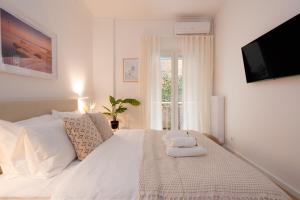 Unique 2 Bedrooms Apartment, Steps to Plaka and City center في أثينا: غرفة نوم بسرير ابيض عليها مناشف