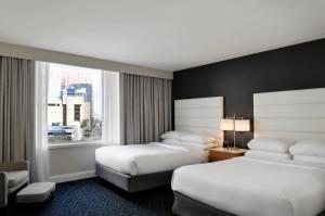 タンパにあるHotel Tampa Riverwalkのベッド2台と窓が備わるホテルルームです。