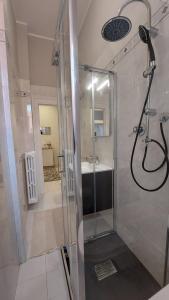 een badkamer met een douche en een wastafel bij La Maison - Short Rental in Campobasso