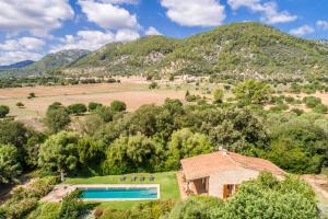 カンパネにあるIdeal Property Mallorca - Sa Velaのスイミングプールと山のある家の空中風景
