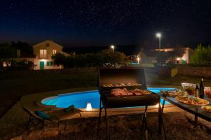 Basen w obiekcie Hvaretta Villas lub w pobliżu
